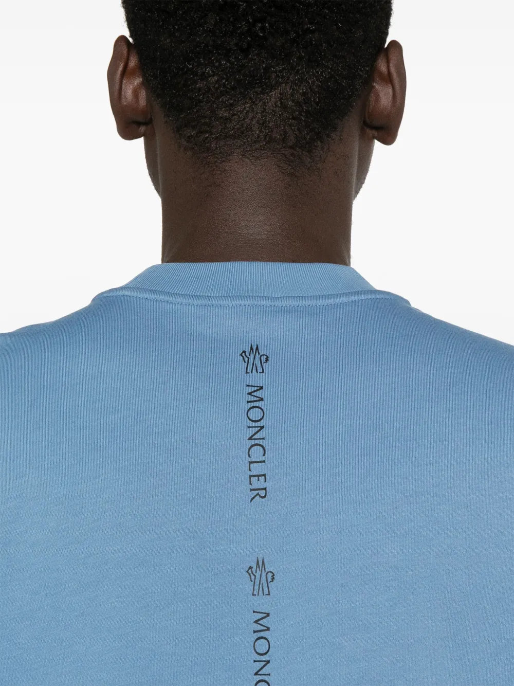 Imagem da T-shirt de logo azul da Moncler para homens - Temporada Outono-Inverno 2024 - Vista Detalhe 7