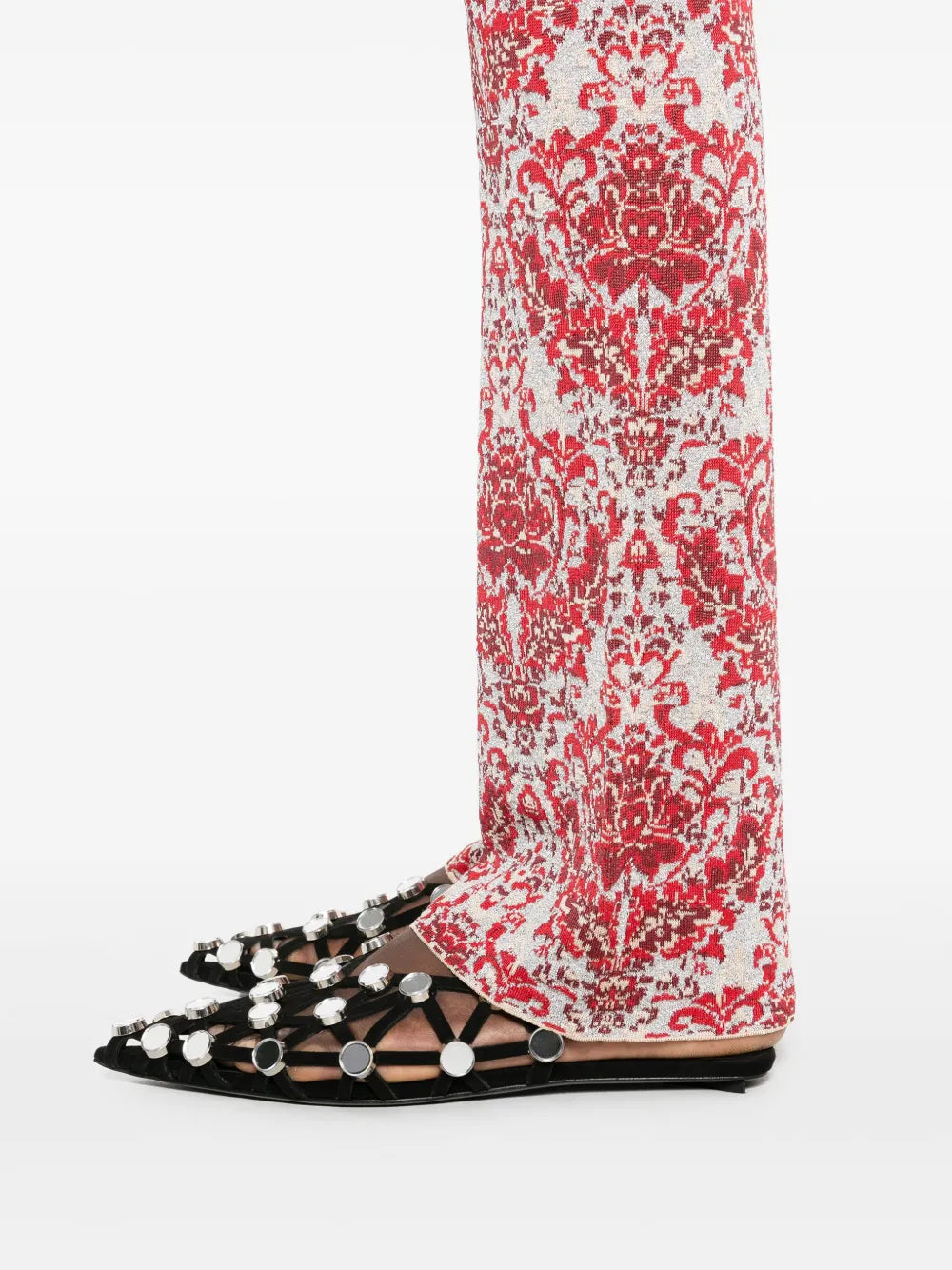 ラバンヌの女性用スリムフィット赤プリントパンツの画像 - シーズン春夏2025 - モデルビュー4