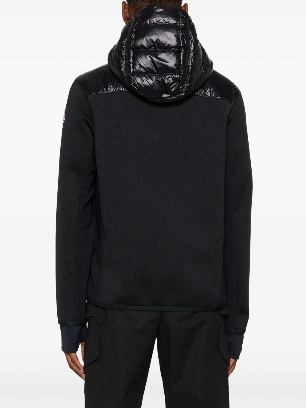 Bilde av svart glidelås cardigan fra Moncler Grenoble for menn - Sesong Høst-Vinter 2025 - Modellvisning 3