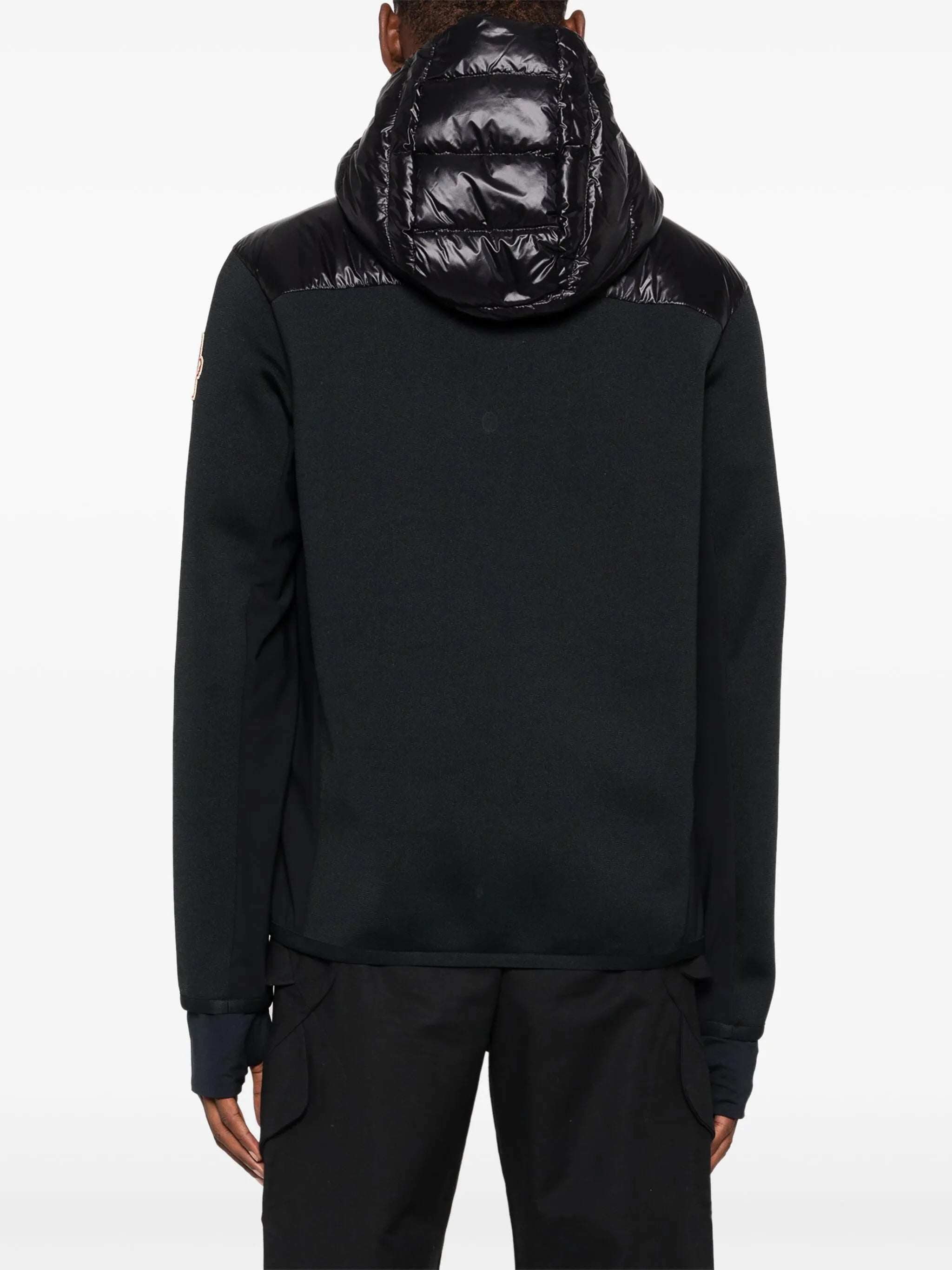 Bilde av svart glidelås cardigan fra Moncler Grenoble for menn - Sesong Høst-Vinter 2025 - Modellvisning 3