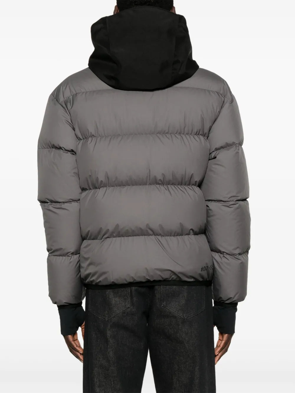 Imagen de la chaqueta gris acolchada con parche de logo de Moncler Grenoble para hombres - Temporada Otoño-Invierno 2024 - Detalle 6