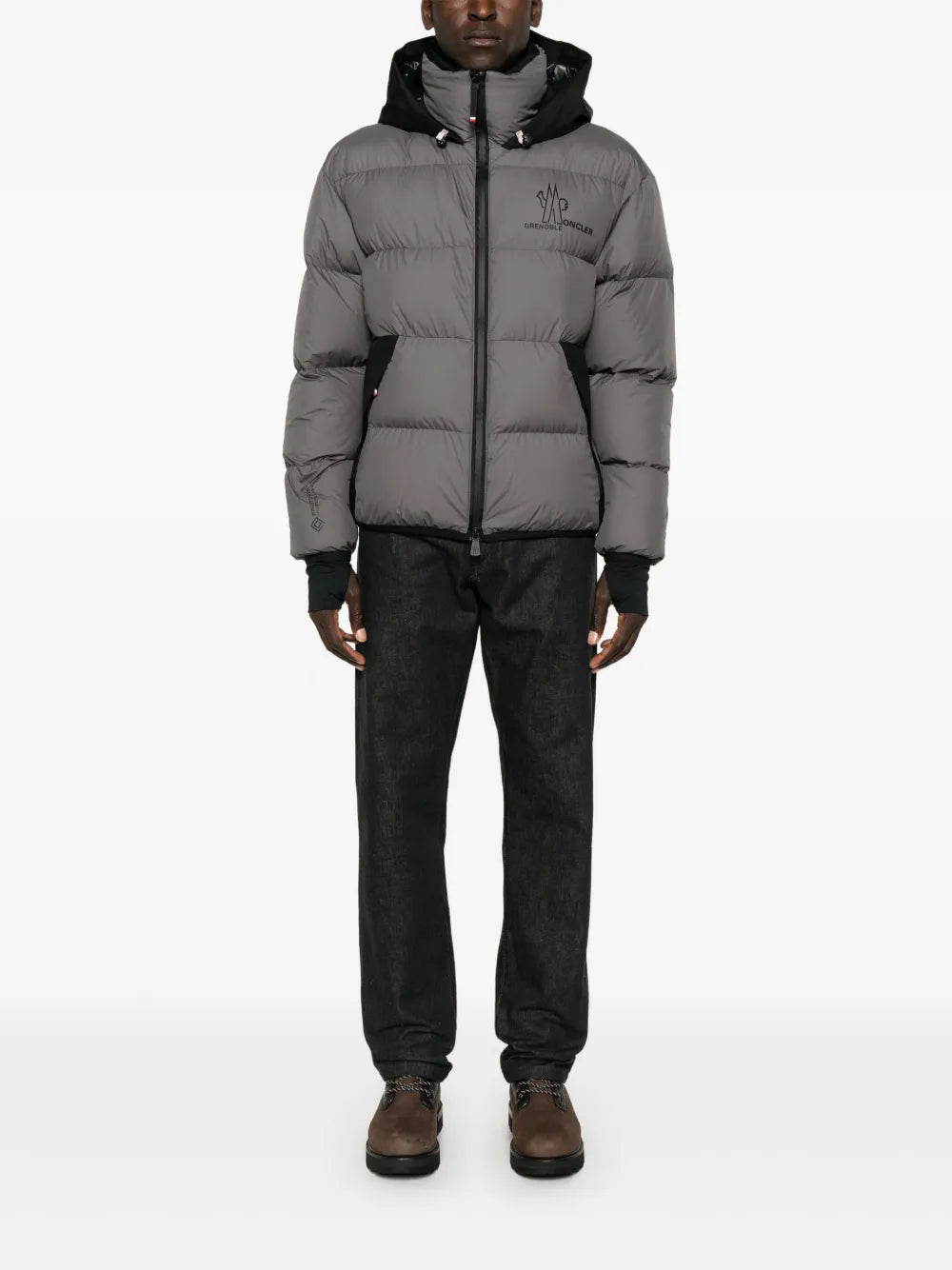 Imagen de la chaqueta gris acolchada con parche de logo de Moncler Grenoble para hombres - Temporada Otoño-Invierno 2024 - Vista trasera