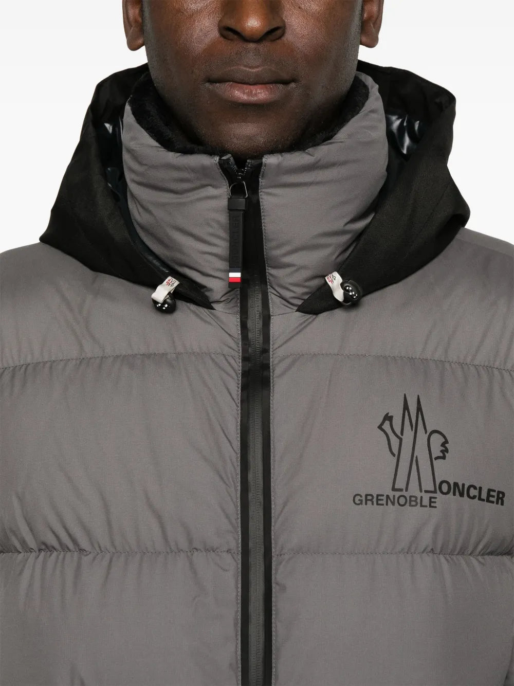 Imagen de la chaqueta gris acolchada con parche de logo de Moncler Grenoble para hombres - Temporada Otoño-Invierno 2024 - Detalle 7