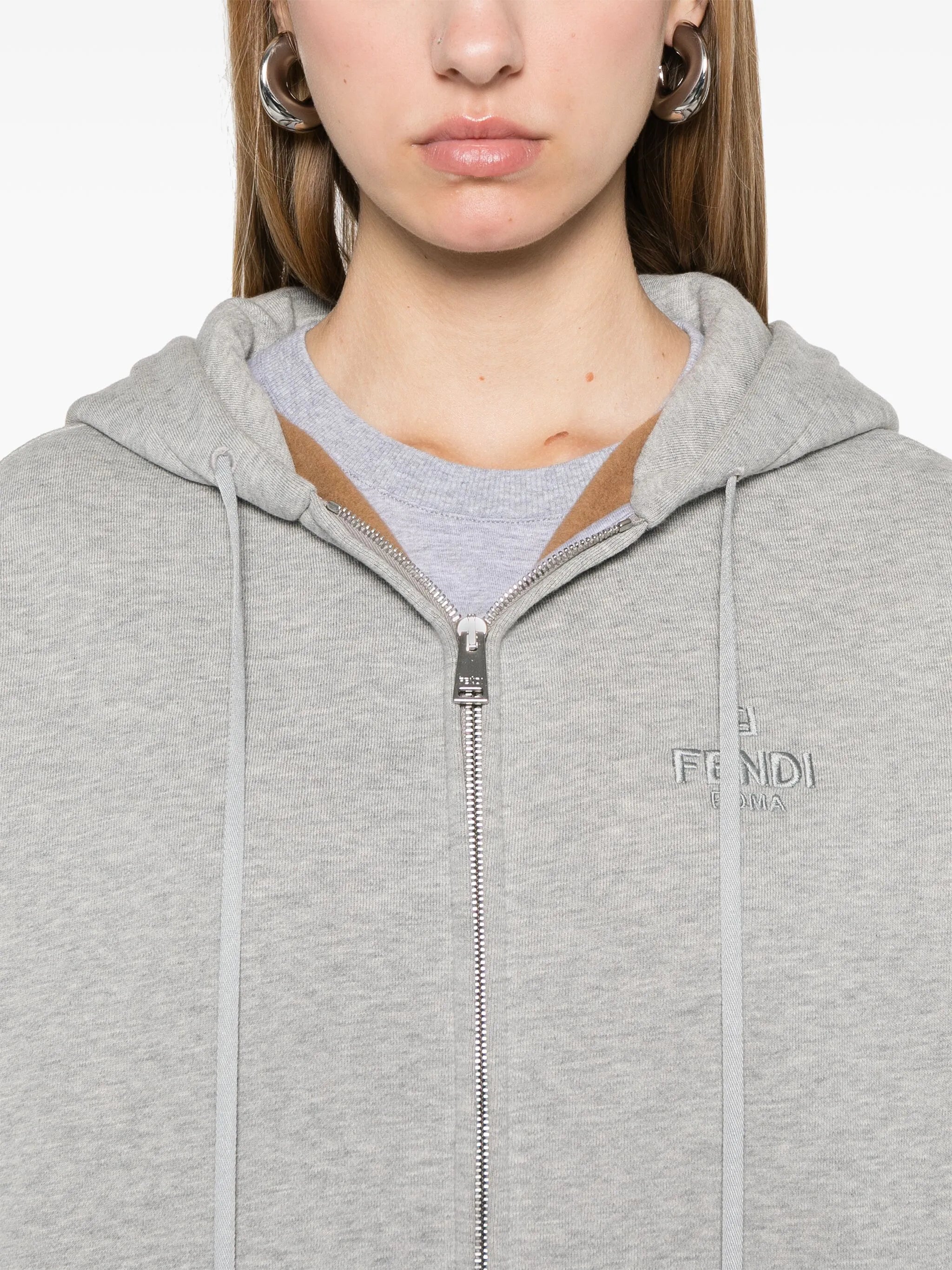 Bild des grauen Zip-Sweatshirts von Fendi für Frauen - Saison Herbst-Winter 2024 - Modellansicht 4