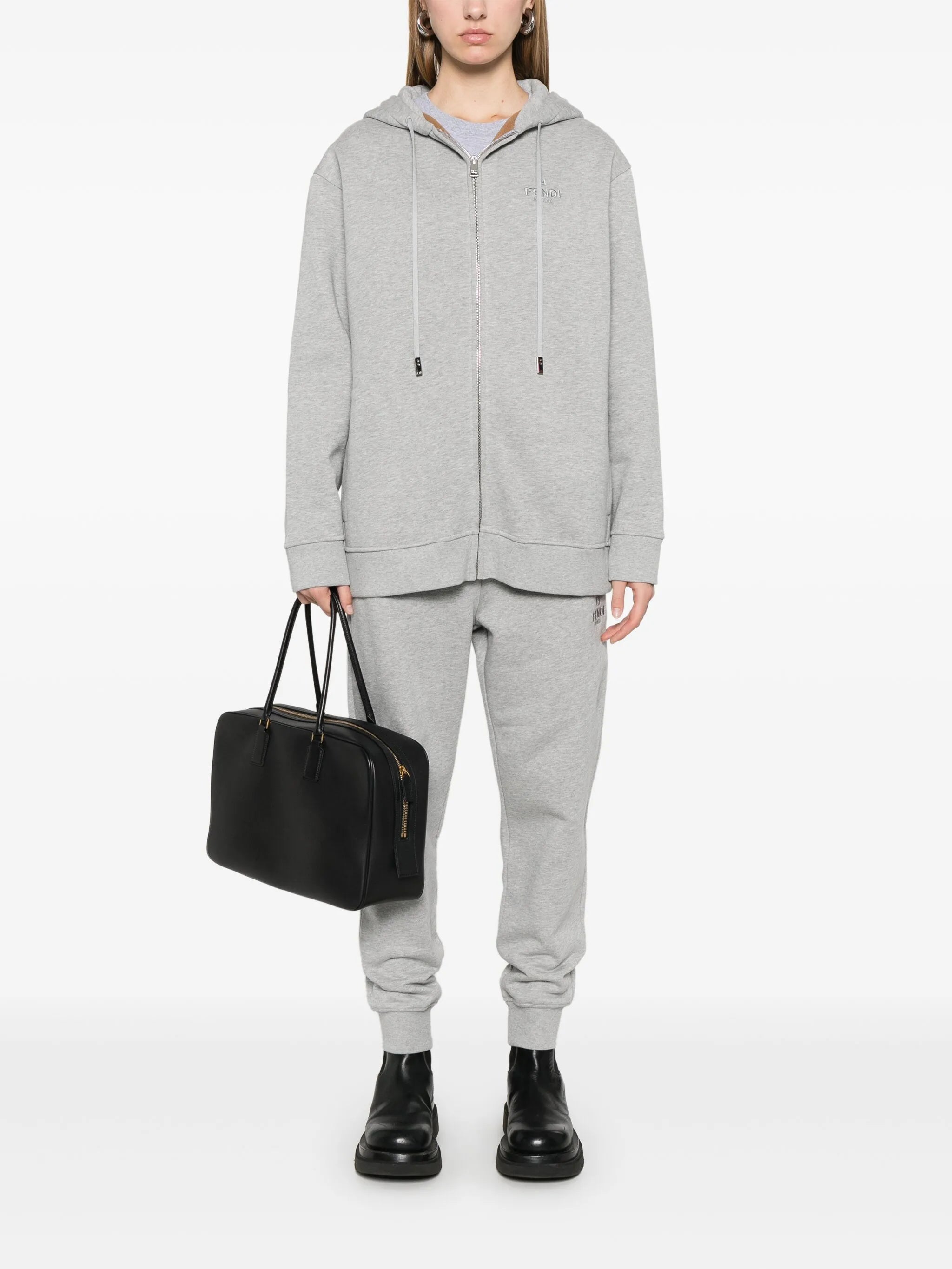 Image du sweat à zip gris de Fendi pour femmes - Saison Automne-Hiver 2024 - Vue du modèle 1