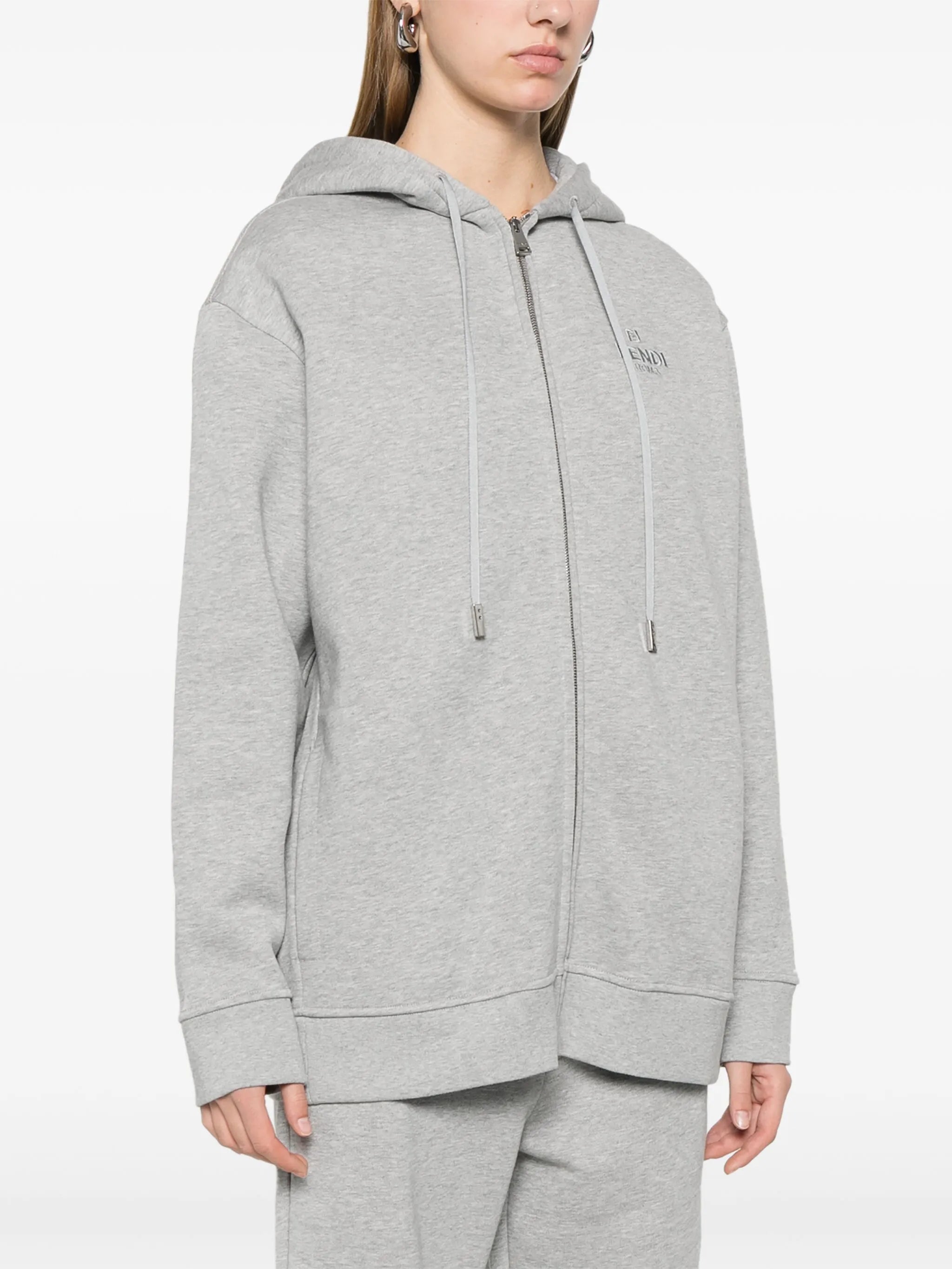 Image du sweat à zip gris de Fendi pour femmes - Saison Automne-Hiver 2024 - Vue du modèle 2