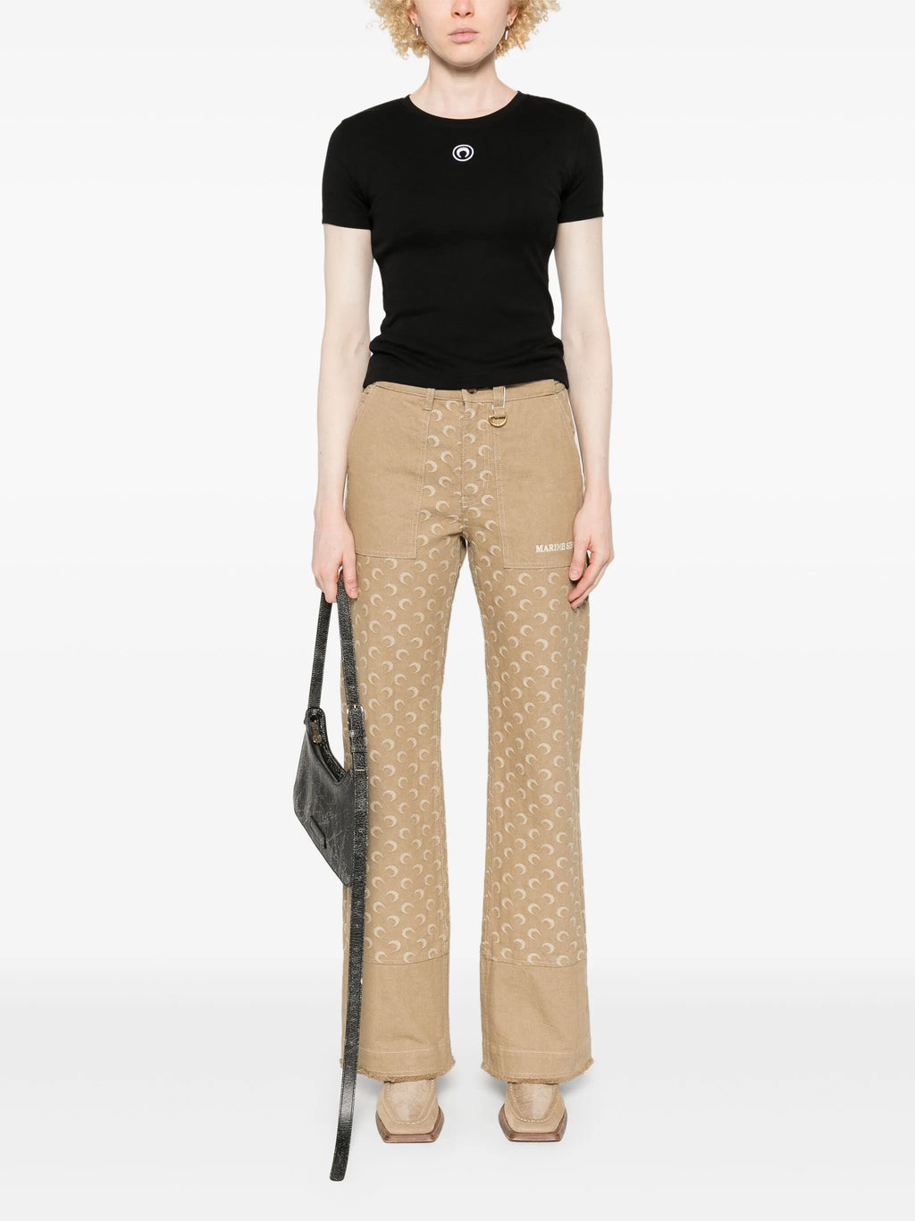 Imagem da T-shirt preta Moon da Marine Serre para Mulheres - Temporada Outono-Inverno 2025 - Vista do Modelo 1