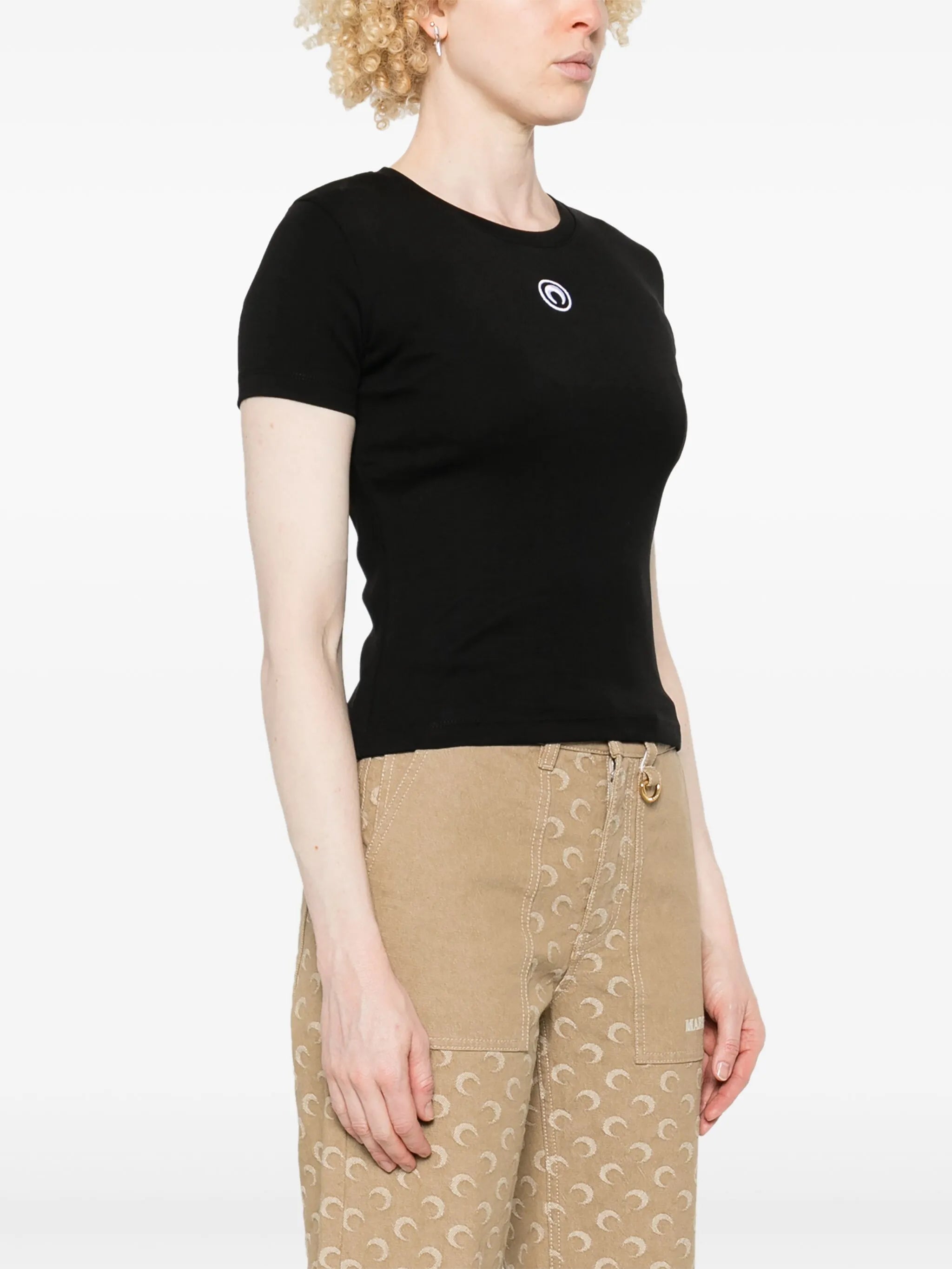 여성을 위한 마린 세르의 문 블랙 티셔츠 이미지 - 2025 가을-겨울 시즌 - 모델 보기 2