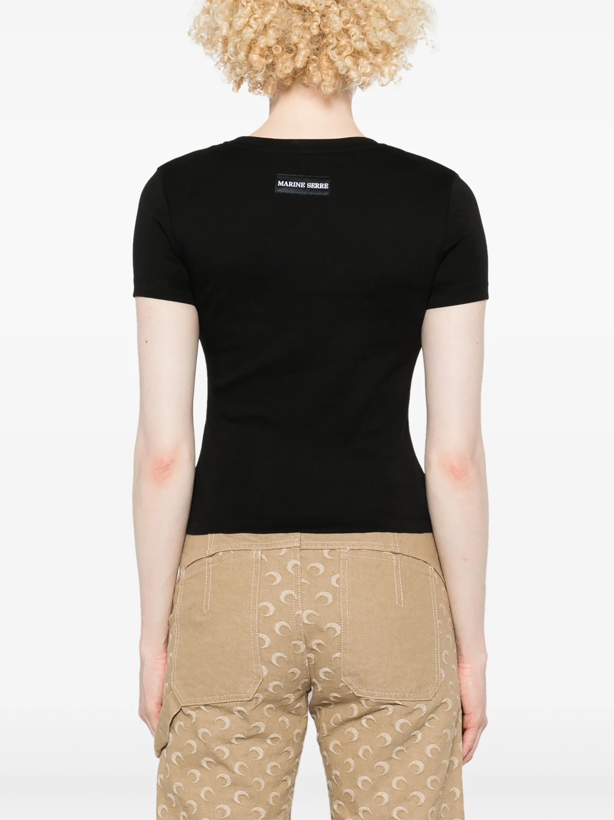 Imagem da T-shirt preta Moon da Marine Serre para Mulheres - Temporada Outono-Inverno 2025 - Vista do Modelo 3