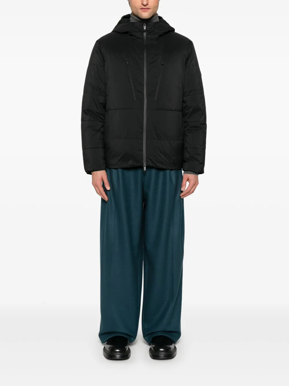 Imagem de casaco de puffer em nylon preto com capuz da Moncler para homens - Temporada Outono-Inverno 2024 - Vista Traseira