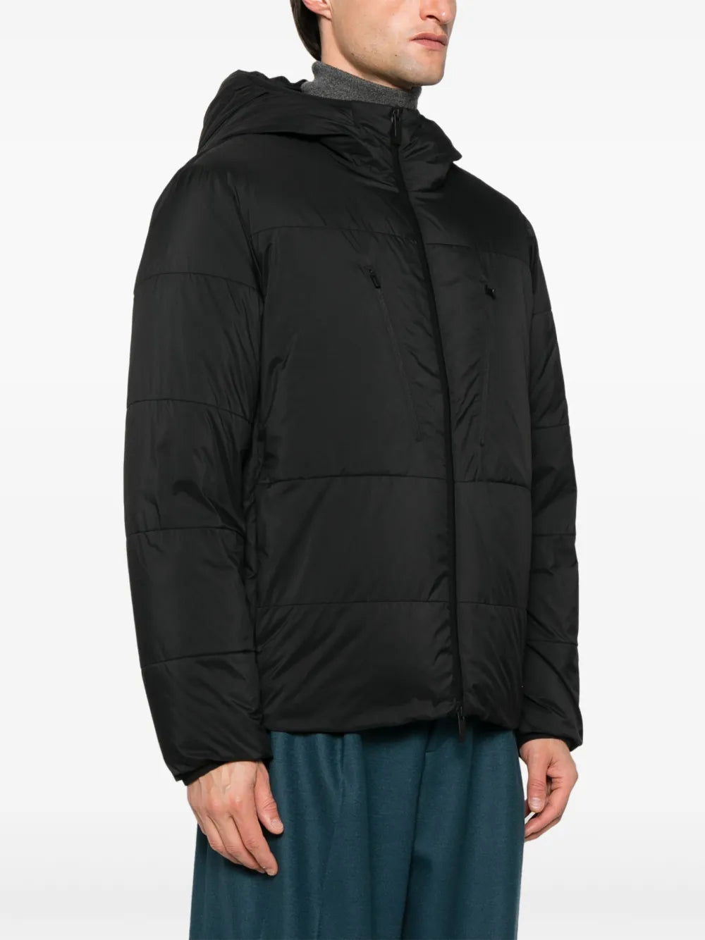 Imagem de casaco de puffer em nylon preto com capuz da Moncler para homens - Temporada Outono-Inverno 2024 - Vista de Detalhe 1