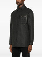 Imagem da camisa-jacket de lã cinza com detalhes em couro da Fendi para homens - Temporada Outono-Inverno 2024 - Detalhe 1