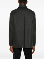 Imagem da camisa-jacket de lã cinza com detalhes em couro da Fendi para homens - Temporada Outono-Inverno 2024 - Detalhe 6