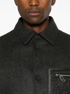 Imagem da camisa-jacket de lã cinza com detalhes em couro da Fendi para homens - Temporada Outono-Inverno 2024 - Detalhe 7