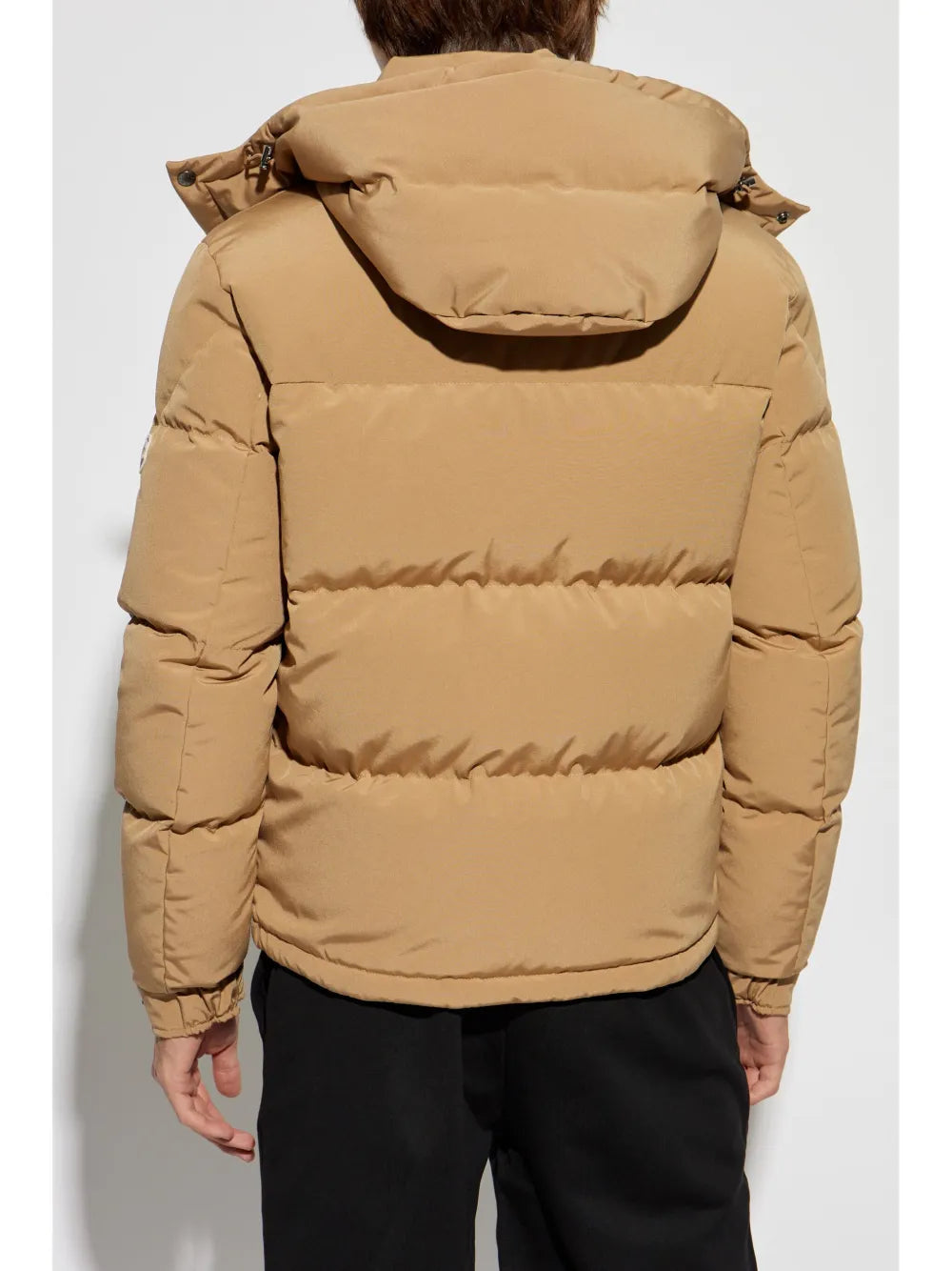 Image d'un manteau en duvet beige camel de Moncler pour hommes - Saison Automne-Hiver 2024 - Détail 6