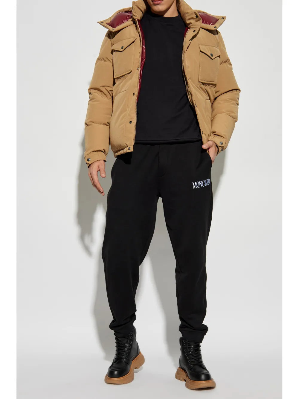 Image d'un manteau en duvet beige camel de Moncler pour hommes - Saison Automne-Hiver 2024 - Vue de dos