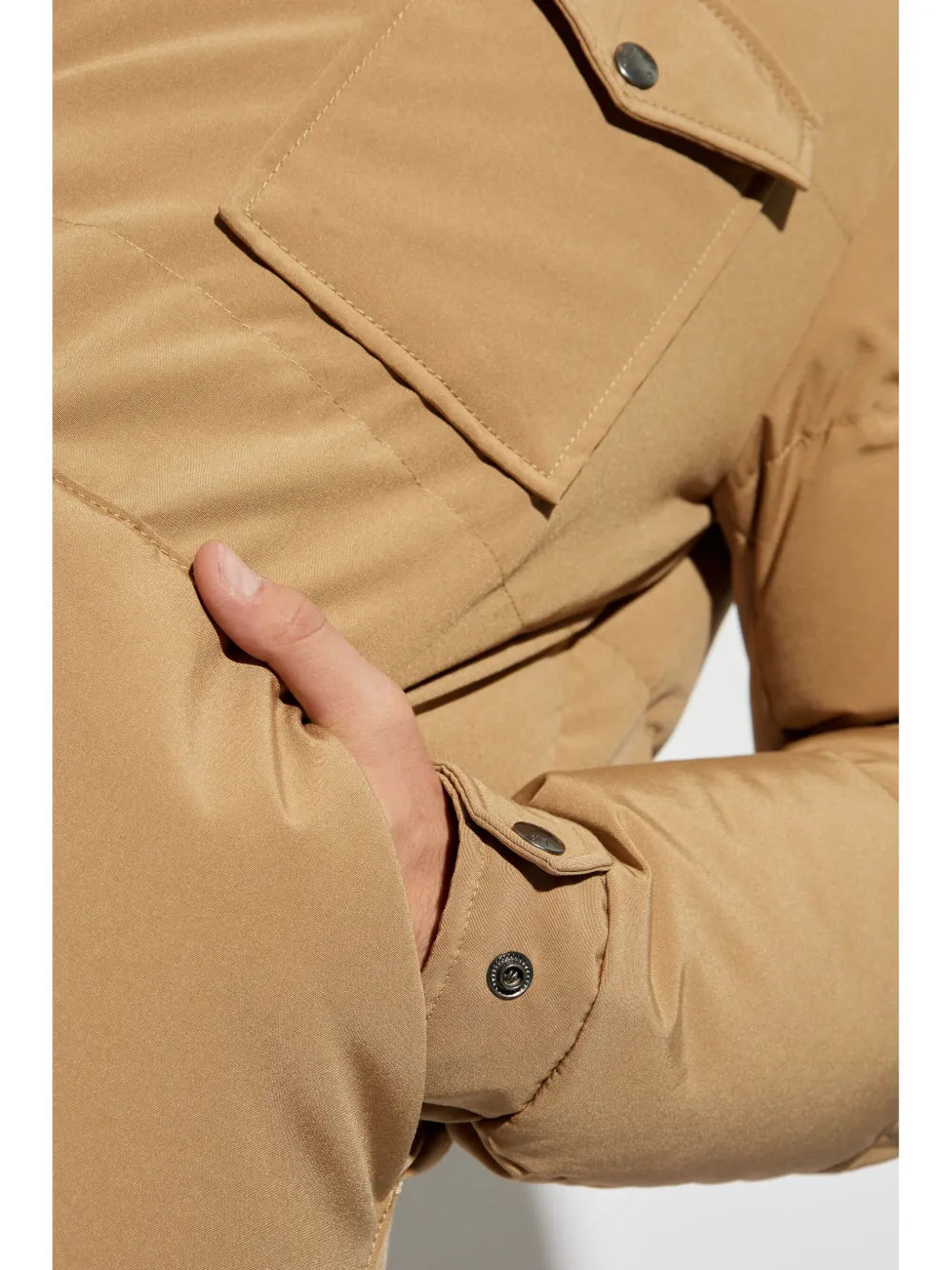 Image d'un manteau en duvet beige camel de Moncler pour hommes - Saison Automne-Hiver 2024 - Détail 7
