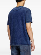 Bild eines blauen T-Shirts von Diesel für Männer - Saison Frühling-Sommer 2025 - Modellansicht 3
