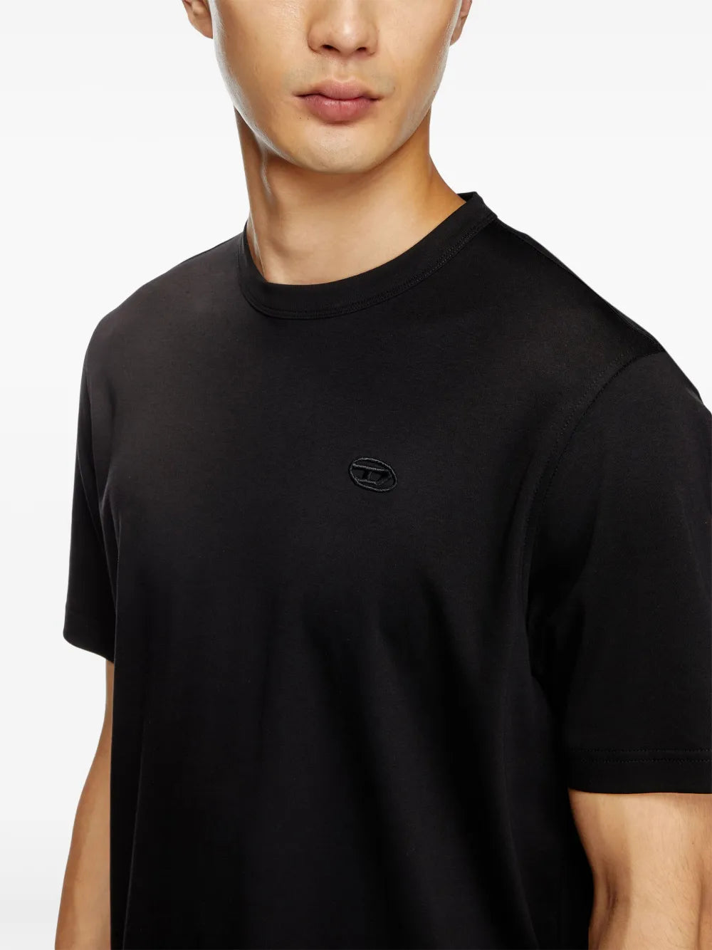 Image du T-shirt Black T-Adjust-Slits-R17 de Diesel pour hommes - Saison Printemps-Été 2025 - Vue modèle 4