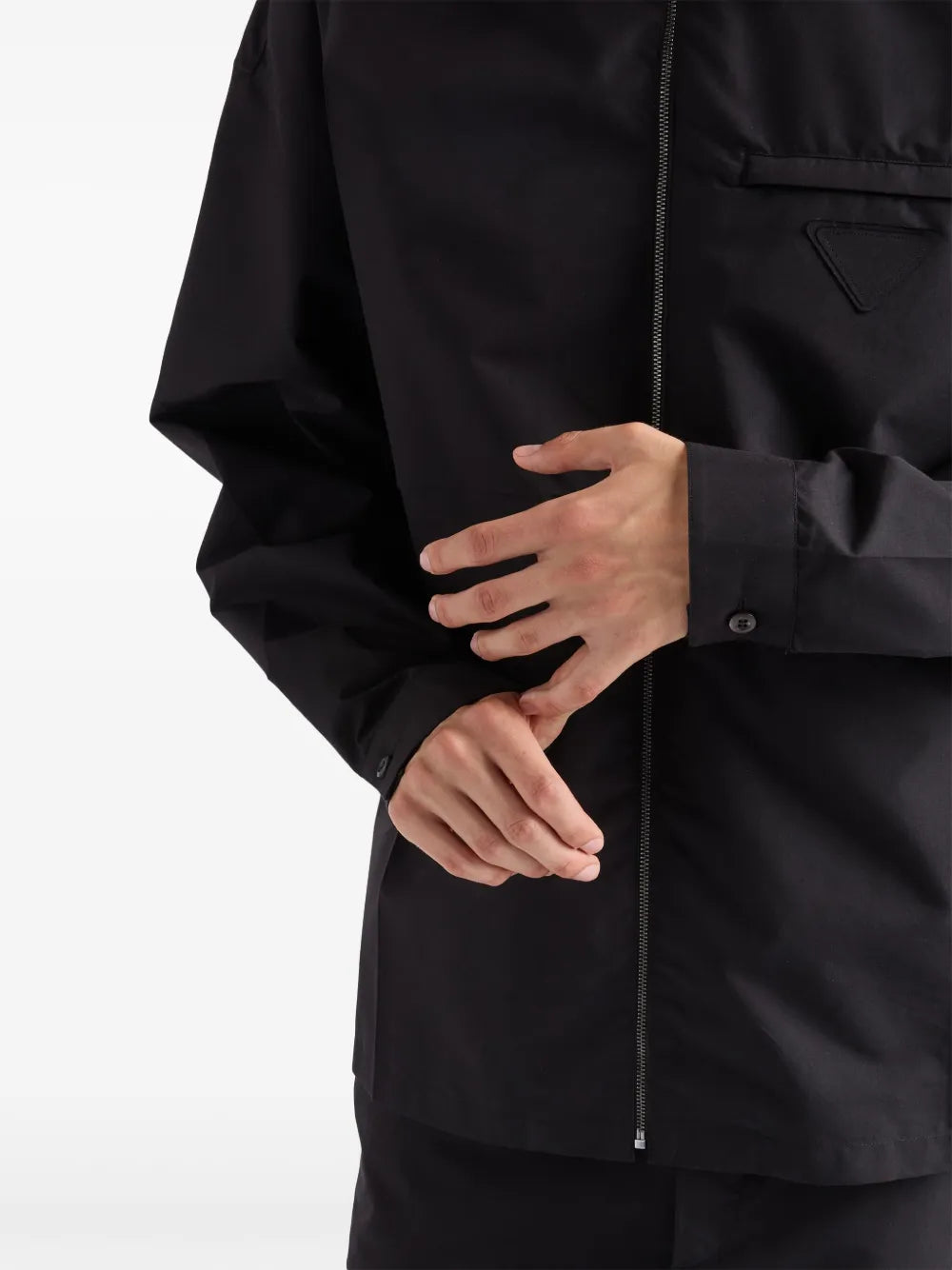 プラダのメンズ用ブラックテクニカルコットンシャツの画像 - シーズン春夏2025 - モデルビュー4