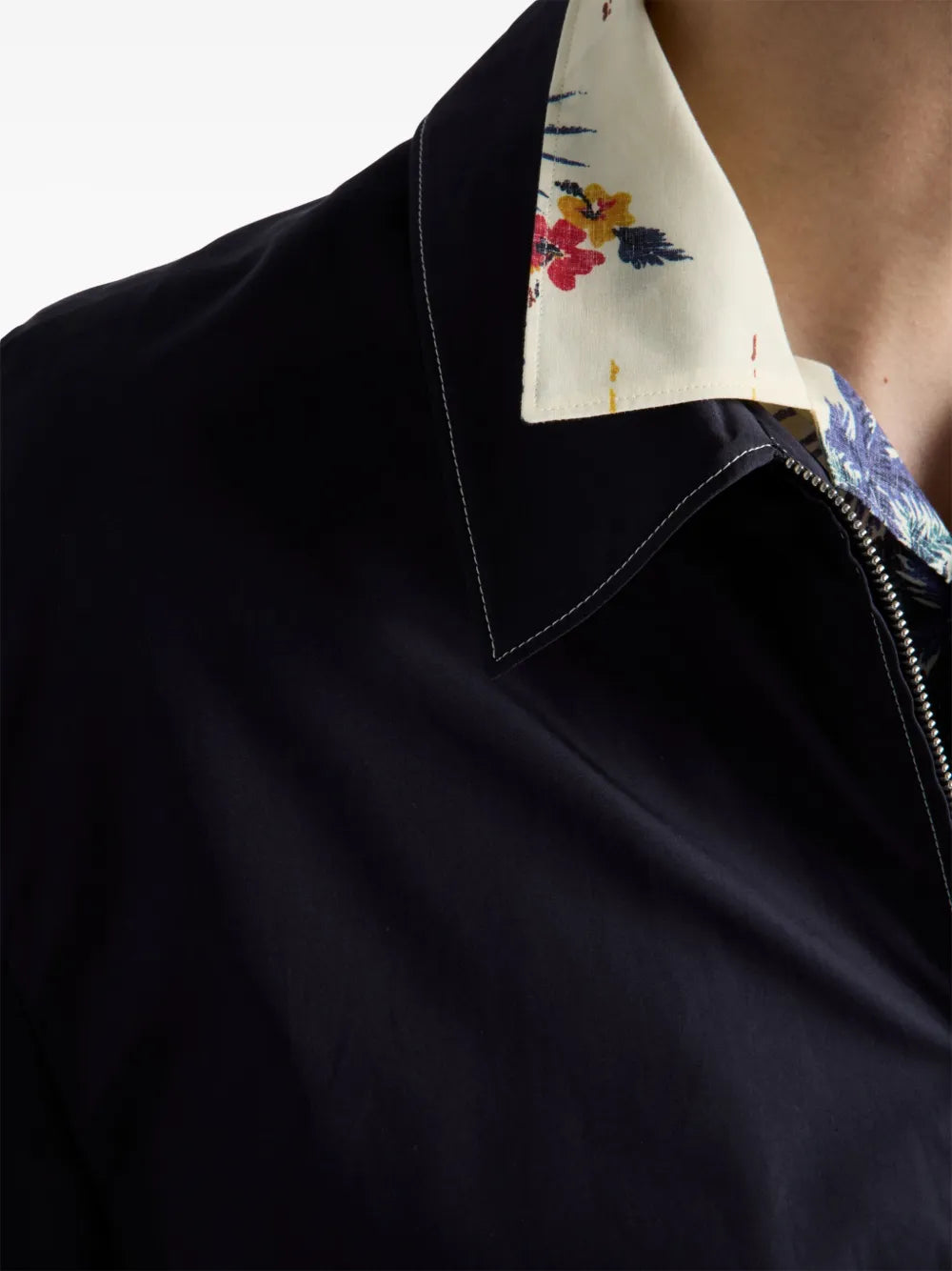 Imagen de la chaqueta cortavientos azul marino de Prada para hombres - Temporada Primavera-Verano 2025 - Vista del modelo 3