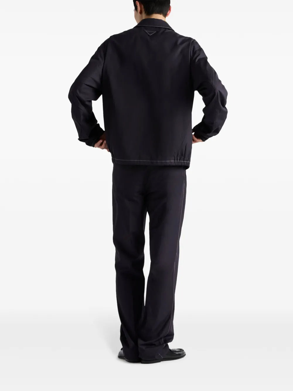 Imagen de la chaqueta cortavientos azul marino de Prada para hombres - Temporada Primavera-Verano 2025 - Vista del modelo 2