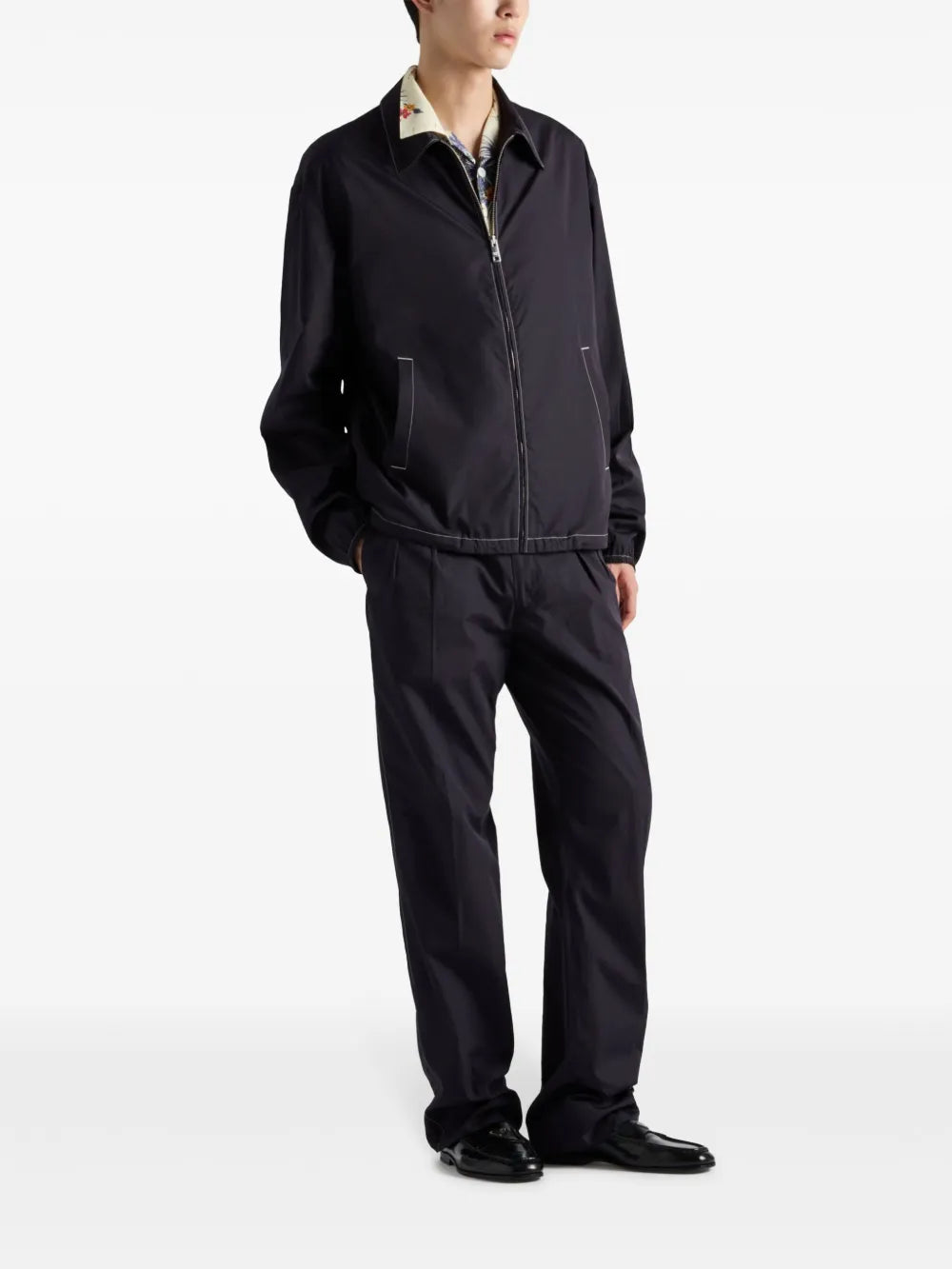 Imagen de la chaqueta cortavientos azul marino de Prada para hombres - Temporada Primavera-Verano 2025 - Vista del modelo 1