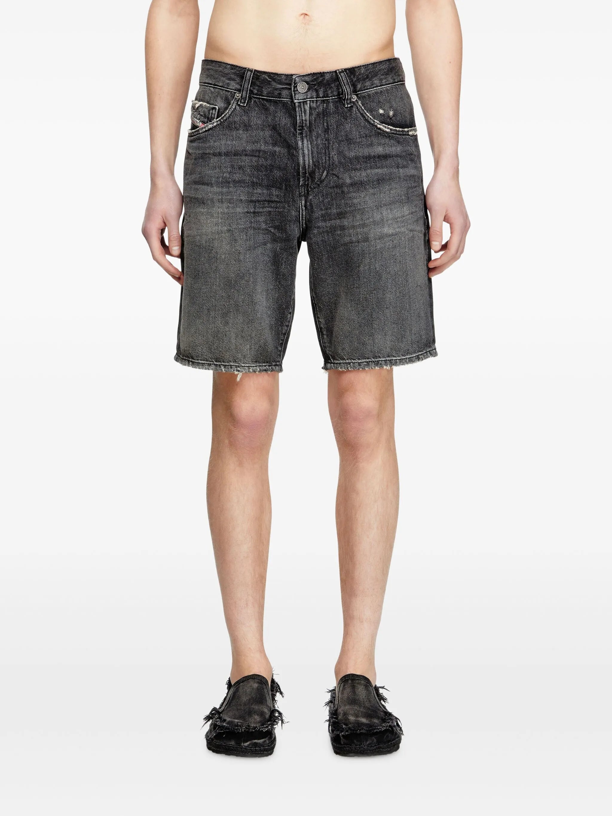 Image de D-Fin Black Denim Shorts par Diesel pour Hommes - Saison Printemps-Été 2025 - Vue Modèle 2