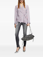 Imagen de la camisa envolvente asimétrica C-Razy de Diesel para mujeres - Temporada Primavera-Verano 2025 - Vista del modelo 1