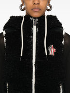 Imagen de chaqueta sin mangas acolchada de Moncler Grenoble para mujeres - Temporada Otoño-Invierno 2025 - Vista del modelo 4