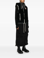Imagen de chaqueta sin mangas acolchada de Moncler Grenoble para mujeres - Temporada Otoño-Invierno 2025 - Vista del modelo 2