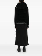 Imagen de chaqueta sin mangas acolchada de Moncler Grenoble para mujeres - Temporada Otoño-Invierno 2025 - Vista del modelo 3