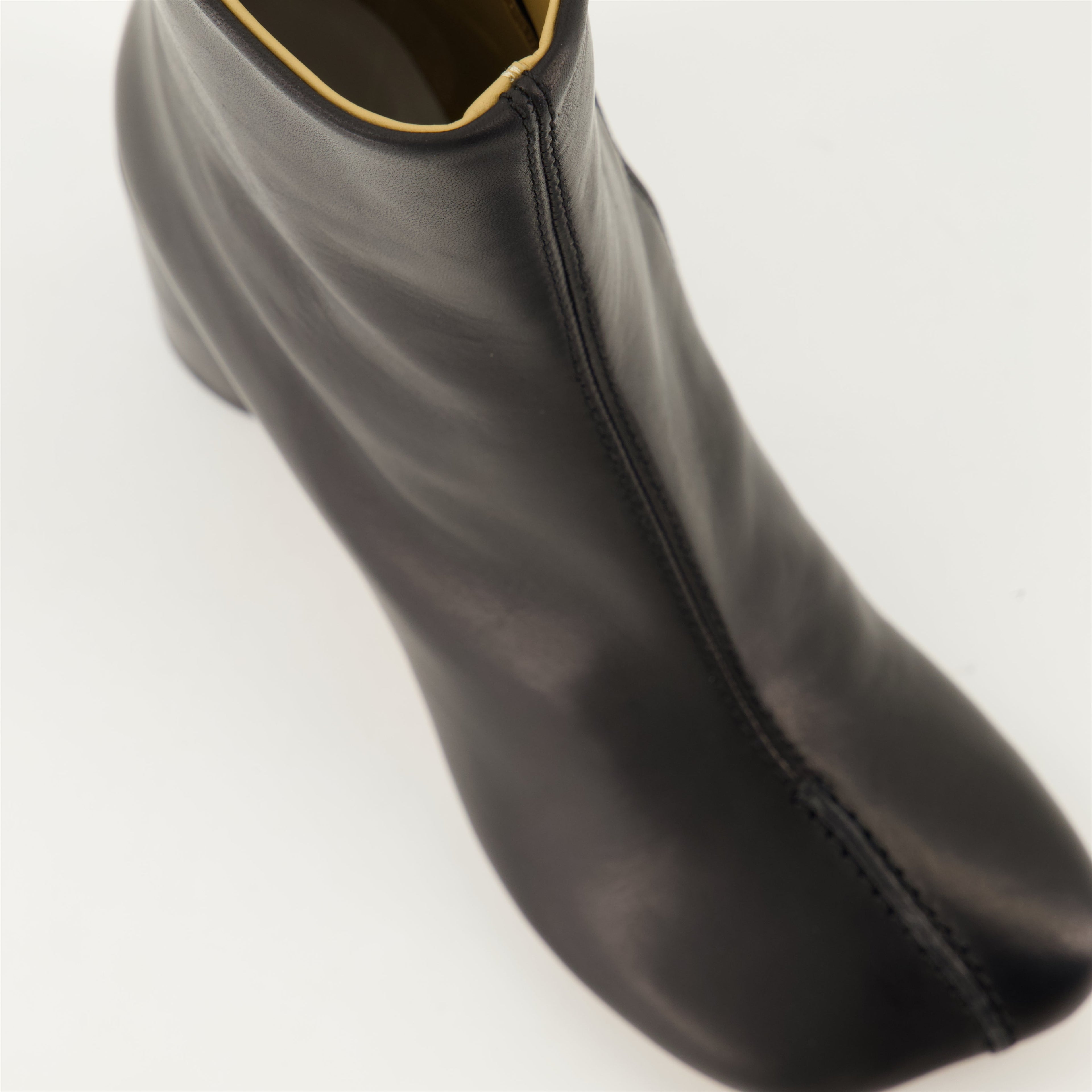 black leather boots, MM6 footwear, fall-winter 2024, ankle boots, leather sole female