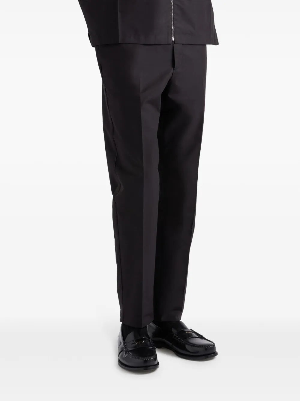 Imagen de pantalones de algodón técnico de Prada para hombres - Temporada Primavera-Verano 2025 - Vista del modelo 3