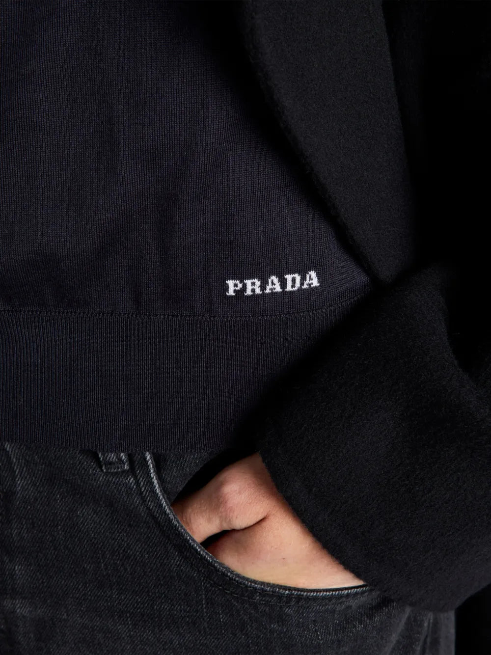 Image d'un pull en soie bleu de Prada pour hommes - Saison printemps-été 2025 - Vue du modèle 5