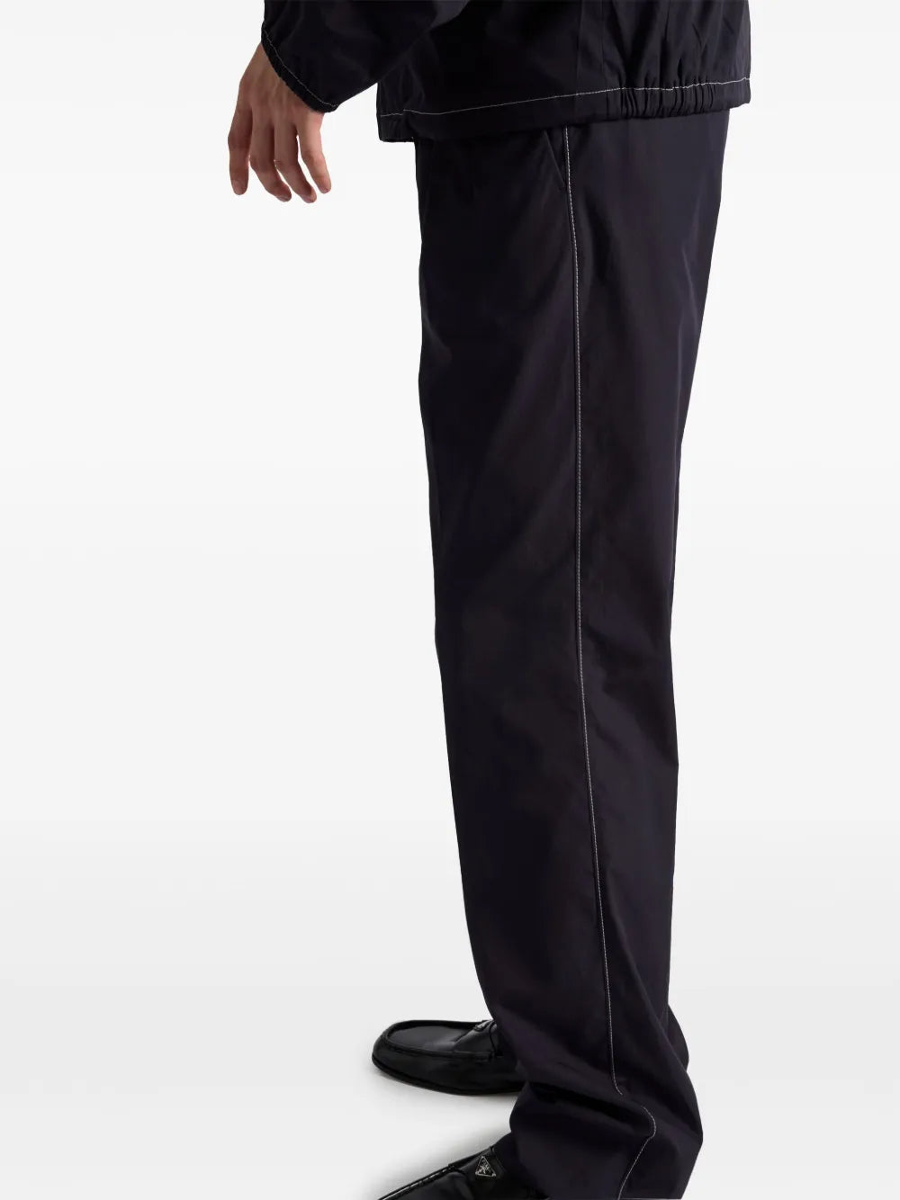 Imagem de Calças de Algodão Azul Marinho da Prada para Homens - Temporada Primavera-Verão 2025 - Vista do Modelo 4