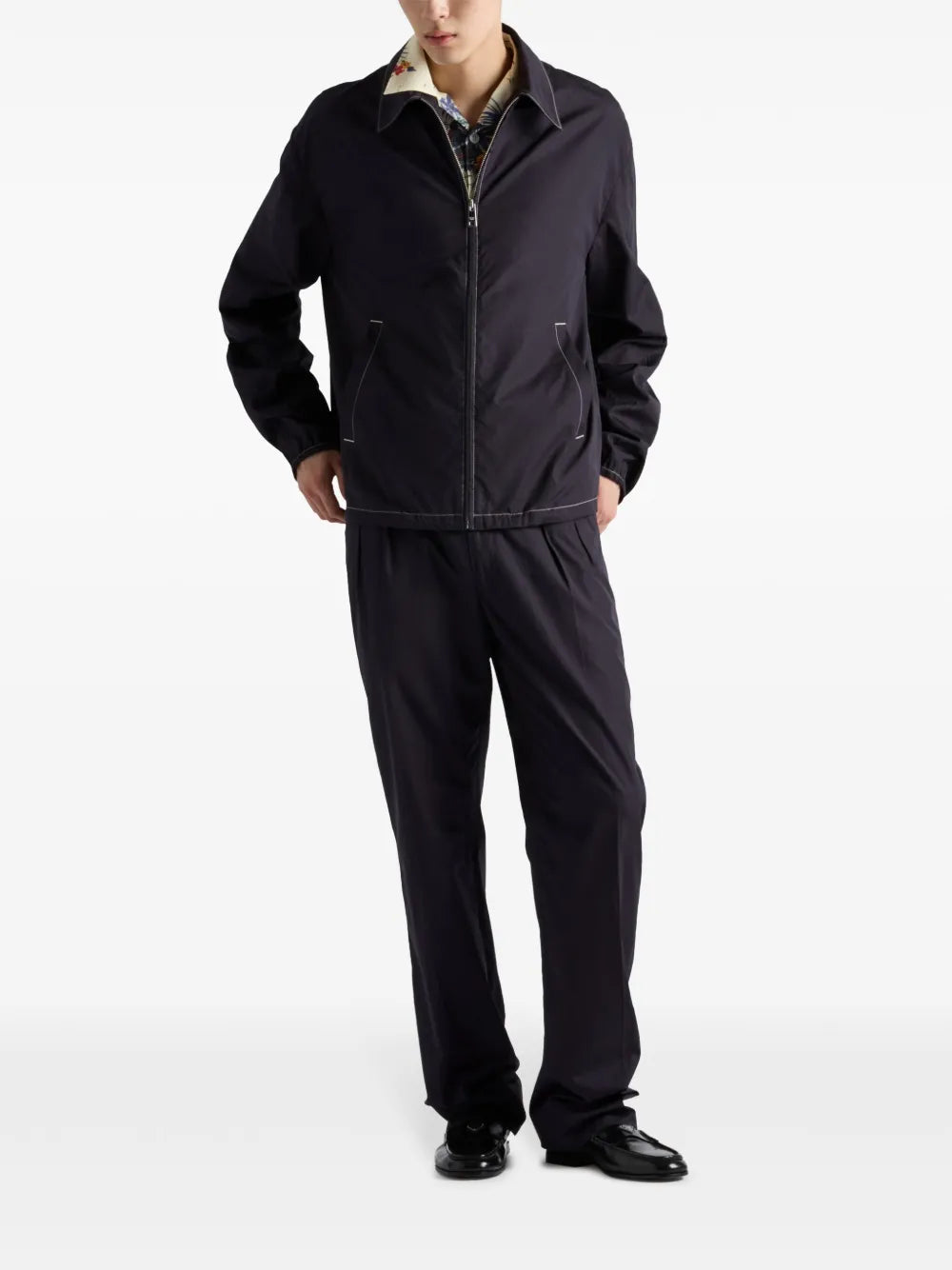 Imagem de Calças de Algodão Azul Marinho da Prada para Homens - Temporada Primavera-Verão 2025 - Vista do Modelo 1