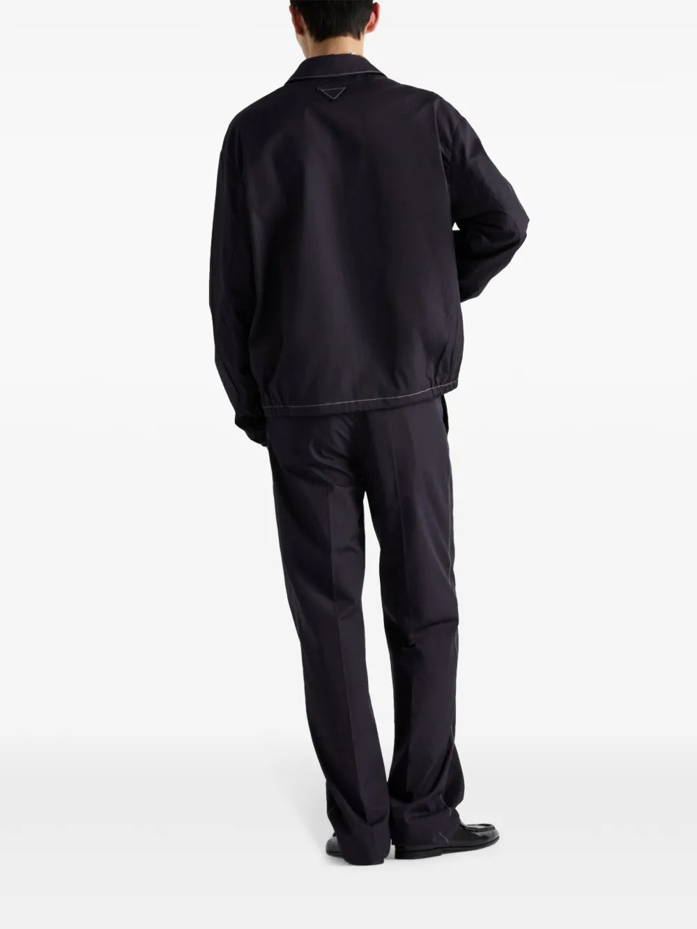 Imagem de Calças de Algodão Azul Marinho da Prada para Homens - Temporada Primavera-Verão 2025 - Vista do Modelo 2