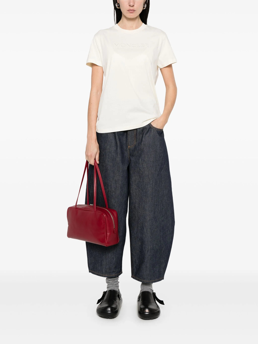 Bilde av brodert logo T-skjorte fra Moncler for kvinner - Sesong Vår-Sommer 2026 - Modellvisning 1