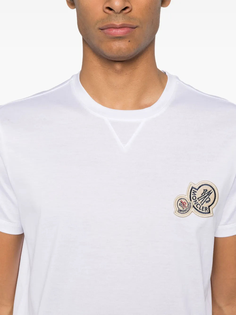 Imagem da T-Shirt Branca com Logo Duplo da Moncler para Homens - Temporada Primavera-Verão 2025 - Detalhe 6