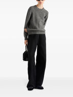 Imagen de jeans de mezclilla negra de pierna ancha de Prada para mujeres - Temporada Primavera-Verano 2025 - Vista del modelo 1