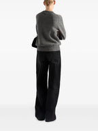 Imagen de jeans de mezclilla negra de pierna ancha de Prada para mujeres - Temporada Primavera-Verano 2025 - Vista del modelo 2