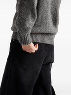 Imagen de jeans de mezclilla negra de pierna ancha de Prada para mujeres - Temporada Primavera-Verano 2025 - Vista del modelo 4