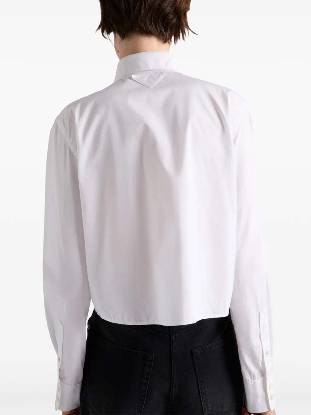 Image de chemise blanche brodée par Prada pour femmes - Saison printemps-été 2025 - Vue modèle 4