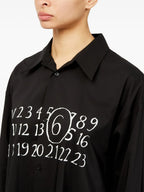 Image d'une robe chemise imprimée par Mm6 pour femmes - Saison Printemps-Été 2025 - Vue modèle 4
