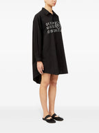 Image d'une robe chemise imprimée par Mm6 pour femmes - Saison Printemps-Été 2025 - Vue modèle 2