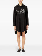 Image d'une robe chemise imprimée par Mm6 pour femmes - Saison Printemps-Été 2025 - Vue modèle 1
