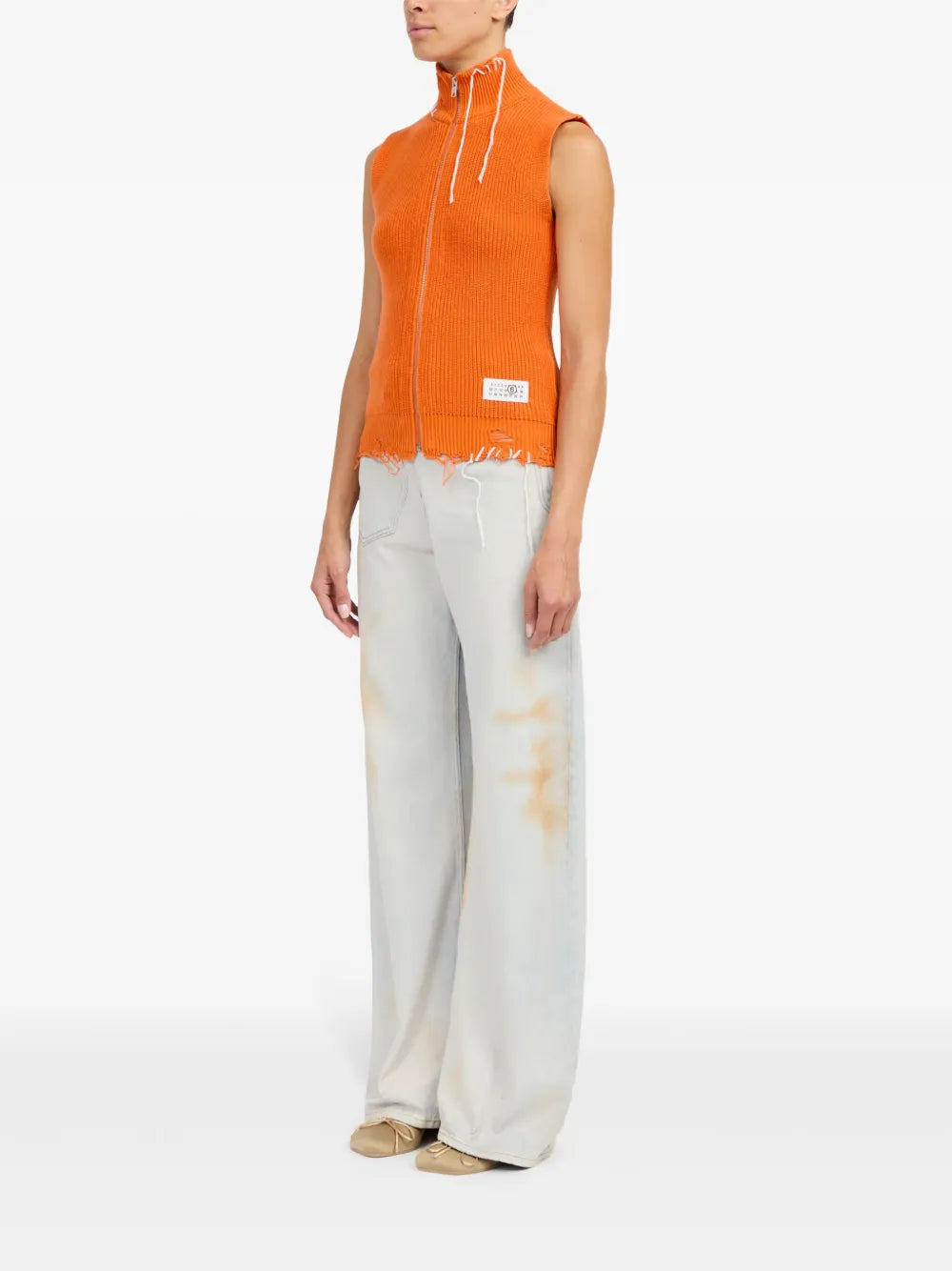 Imagen del chaleco de diseño acanalado con cremallera de Mm6 para mujeres - Temporada Primavera-Verano 2025 - Vista del modelo 3