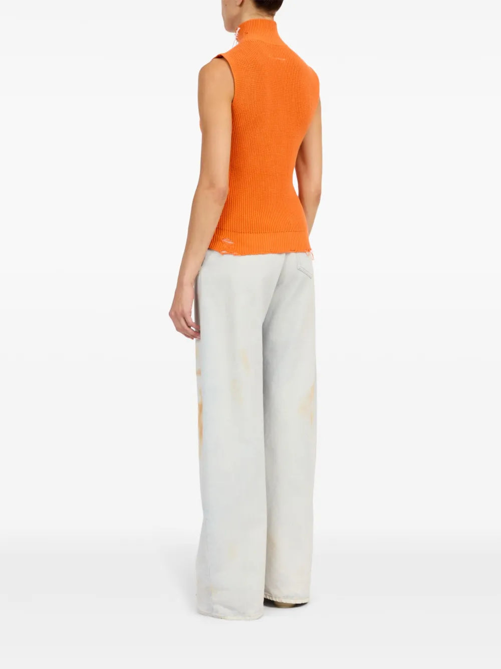 Imagen del chaleco de diseño acanalado con cremallera de Mm6 para mujeres - Temporada Primavera-Verano 2025 - Vista del modelo 6