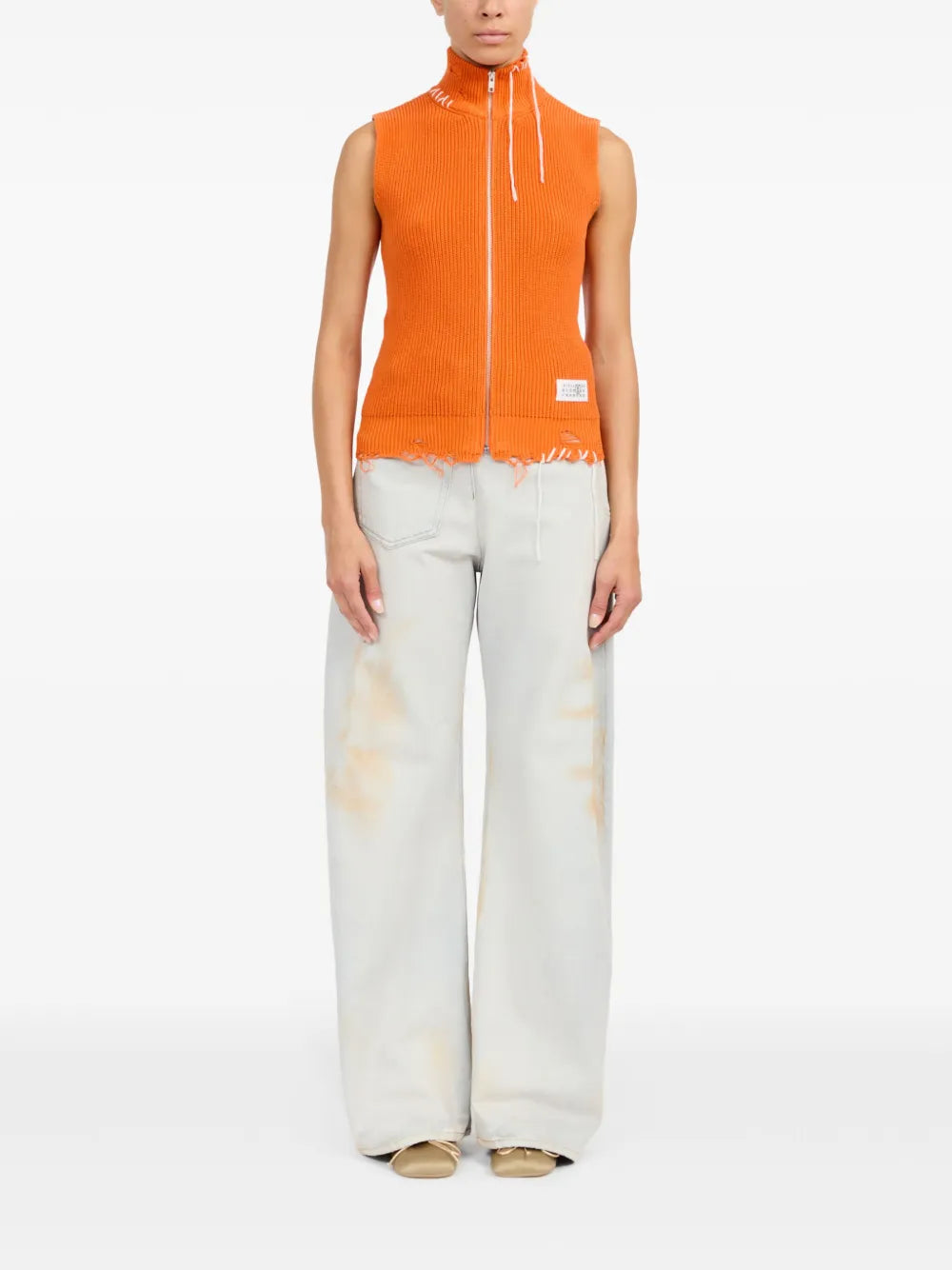 Imagen del chaleco de diseño acanalado con cremallera de Mm6 para mujeres - Temporada Primavera-Verano 2025 - Vista del modelo 1